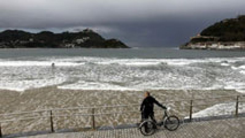 Mañana muy nuboso con lluvias, salvo en el Cantábrico y el sur de Canarias