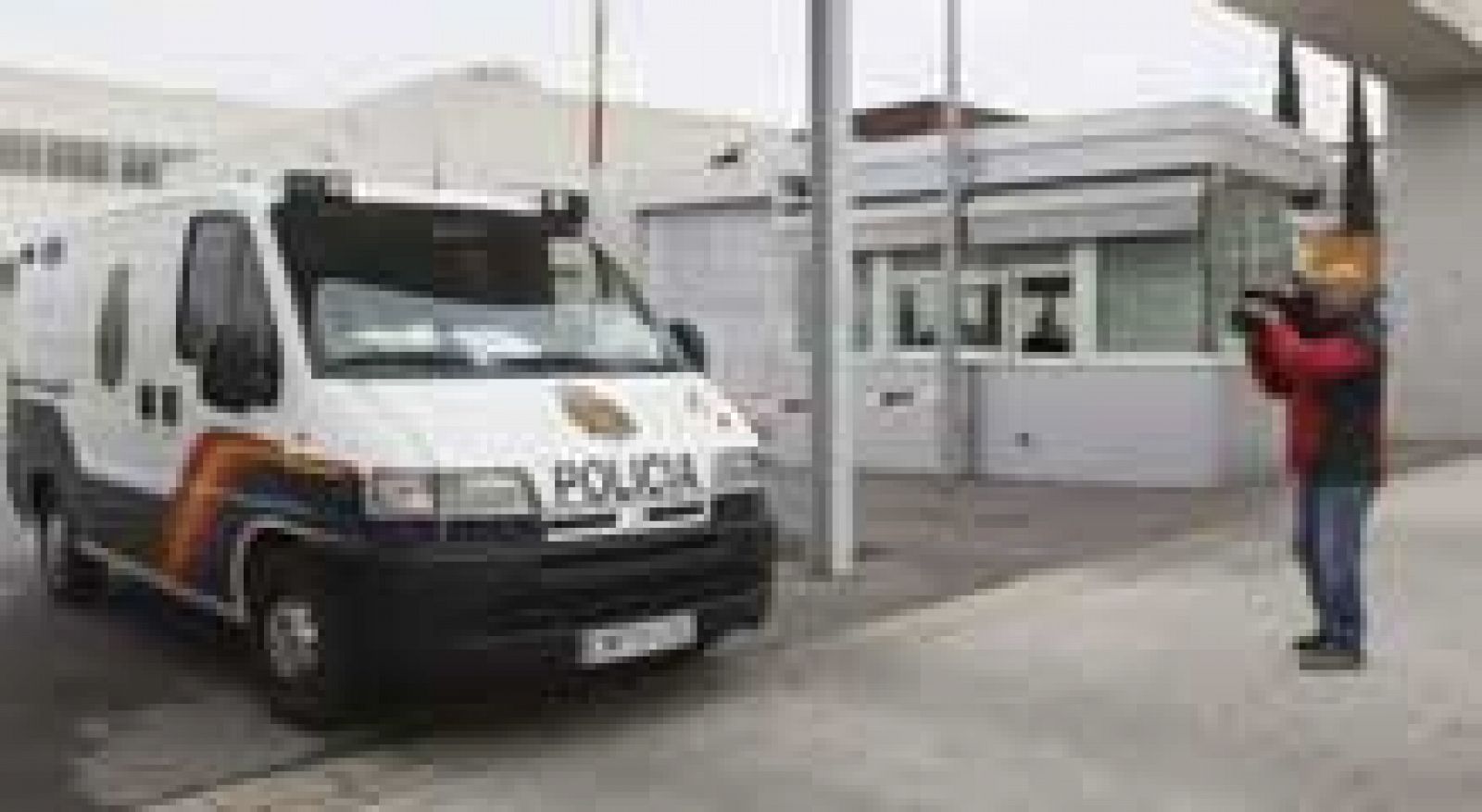 Los cuatro detenidos por abusos sexuales quedan libres con cargos y el padre Román paga su fianza