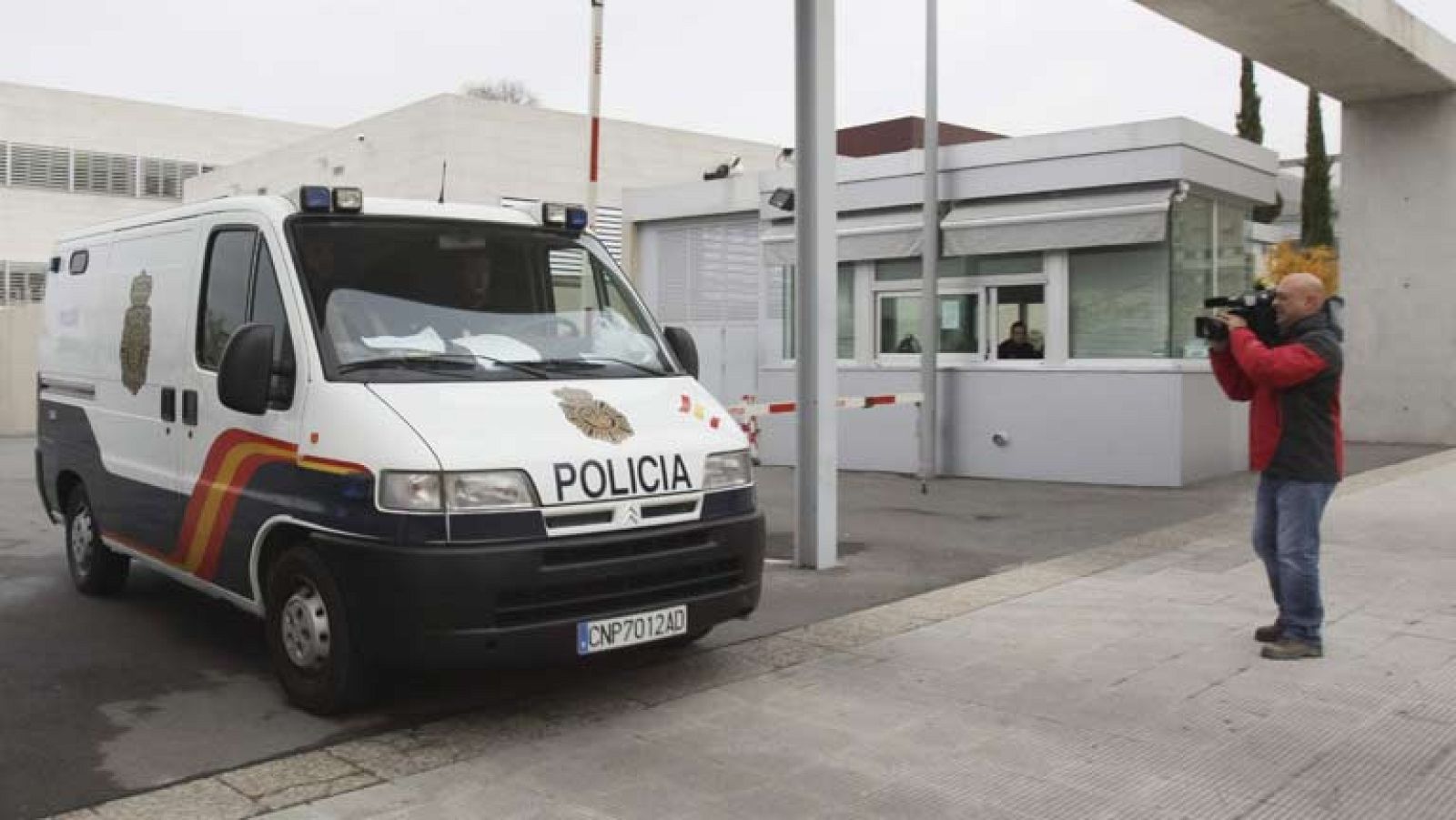 Los cuatro detenidos por abusos sexuales quedan libres con cargos y el padre Román paga su fianza