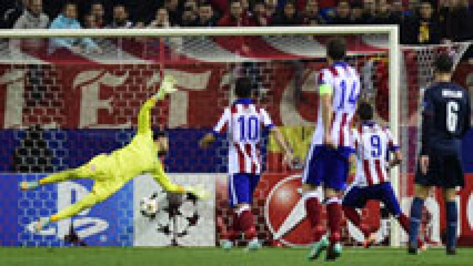 El jugador croata del Atlético Mario Mandzukic ha anotado el 0-2 ante el Olympiacos tras aprovechar un error garrafal de la defensa griega y batir a placer al guardameta Roberto.