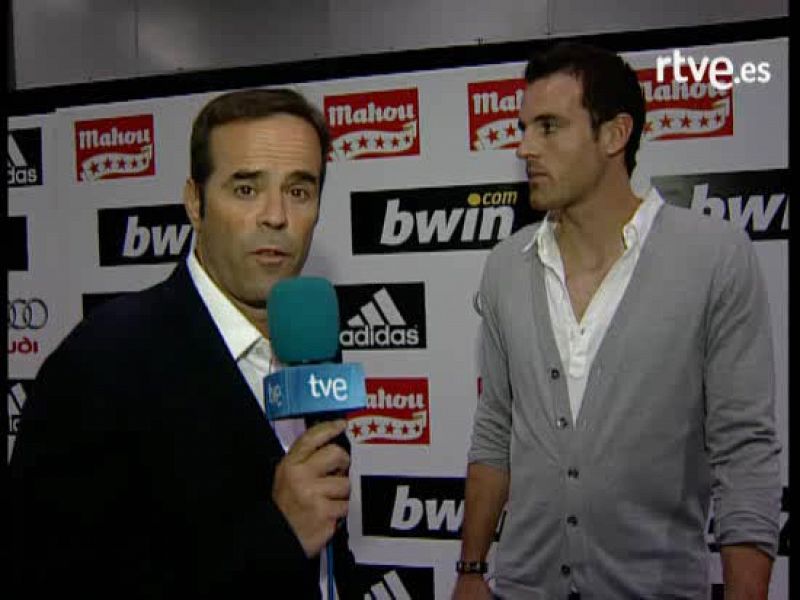 Los jugadores del Madrid Metzelder e Higuaín, hablan tras el partido contra el Numancia en el que ganaron 4-3.