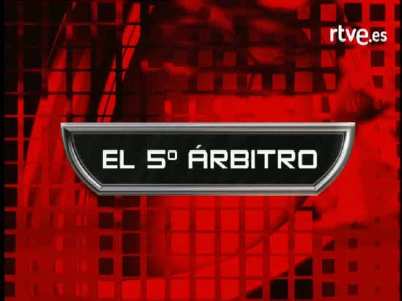 La defensa del Racing de Santander comete un penalti al cortar con la mano un pase de Alves. El árbitro acierta al señalar pena máxima. 
