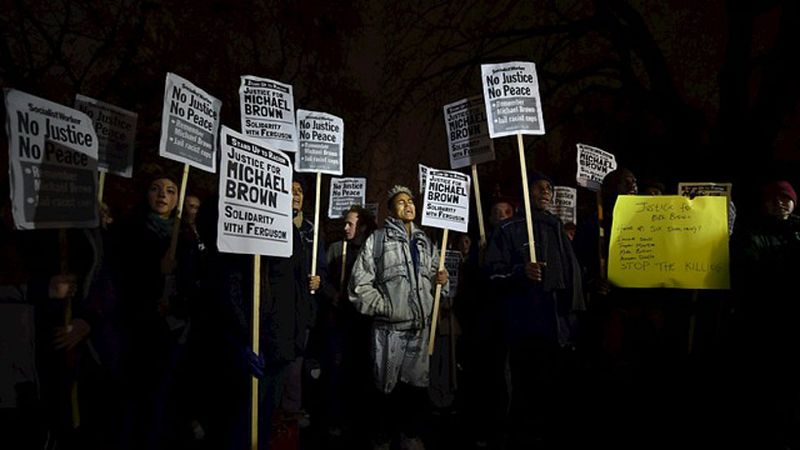 Ferguson vive una noche algo más tranquila que las anteriores