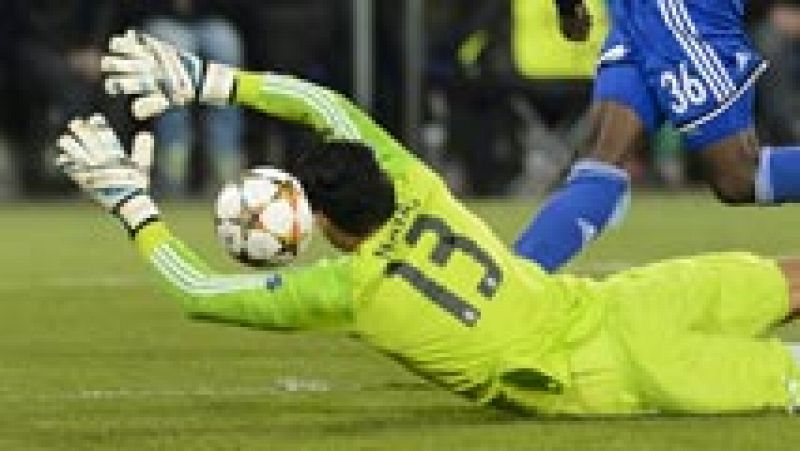 Keylor Navas fue titular en lugar de Casillas ante el Basilea. Hizo una parada enorme. Se anticipa a la intención de Embolo, se estira a más no poder y, con los dedos, evita el gol. Keylor no olvidará este partido, el de su debut en la Champions.  