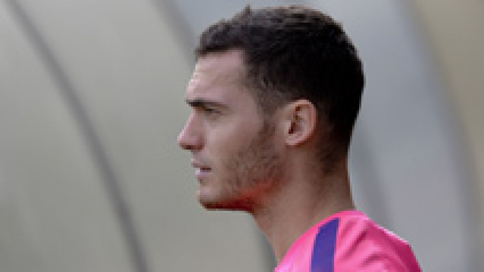 Definitivamente el defensa internacional belga Vermaelen tendrá que pasar por el quirófano. Fue uno de los fichajes este verano del FC Barcelona, pero no ha podido debutar aún.