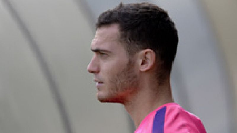 Definitivamente el defensa internacional belga Vermaelen tendrá que pasar por el quirófano. Fue uno de los fichajes este verano del FC Barcelona, pero no ha podido debutar aún. 