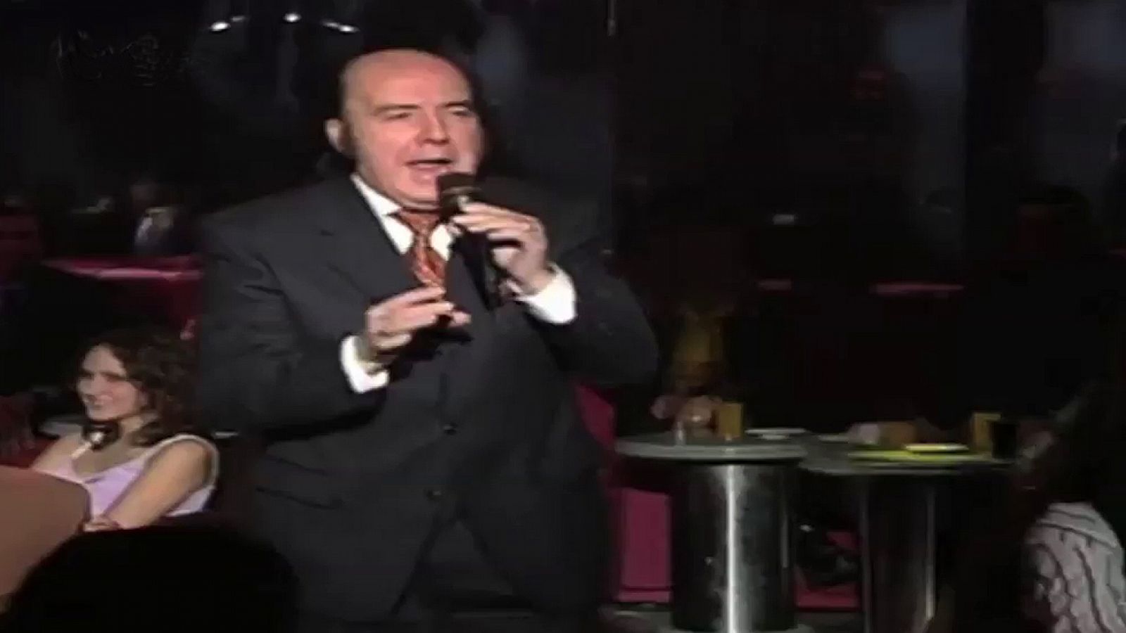 Chiquito de la Calzada canta 'La culpa de fue del chachachá'