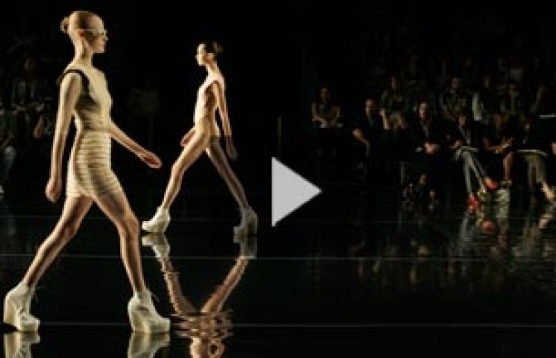 La colección de Duyos, 'Desliz', apuesta por los colores pastel y carne en tules, muselinas y maillot .