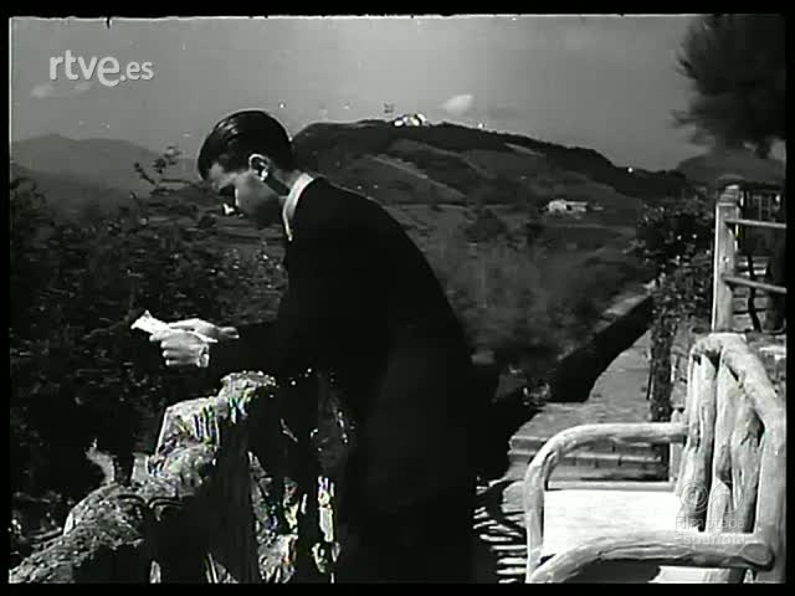 ROZANDO LAS NUBES - Revista Imágenes | Ver