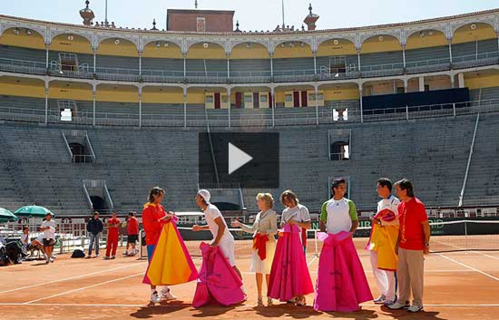 Los tenistas españoles han entrenado en la plaza de toros de Las Ventas, donde el fin de semana se enfrentará a Estados Unidos en las semifinales de la competición.