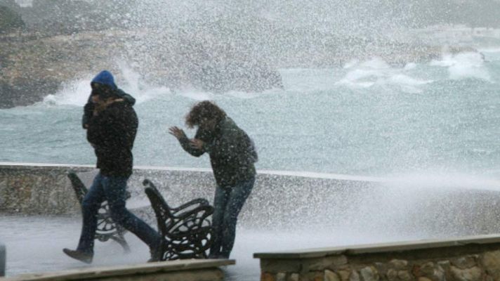 Telediario 1 - El temporal de viento y lluvia afecta al este del país