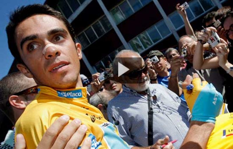 El actual líder de la Vuelta Ciclista a España, Alberto Contador, ha felicitado al corredor del Xacobeo Galicia David García Dapena, tras su triunfo en la decimoquinta etapa.