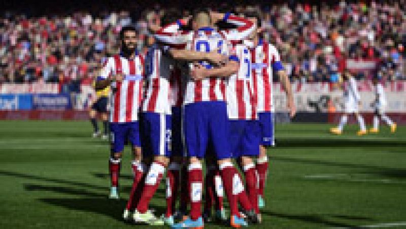 El Atlético de Madrid se ha impuesto 2-0 al Deportivo de La Coruña con goles de Saúl y Arda Turan en un partido marcado por los incidentes previos al choque entre radicales de ambas aficiones, que se saldaron con un fallecido.