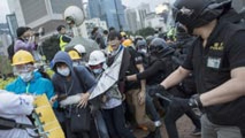 Al menos 40 detenidos en una nueva jornada de protesta que ha bloqueado Hong Kong