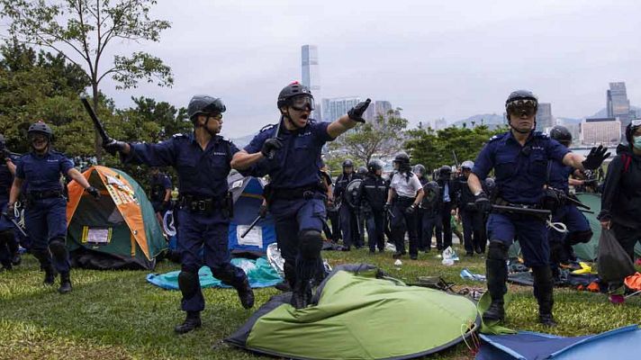 Telediario 1 - Cargas policiales en Hong Kong