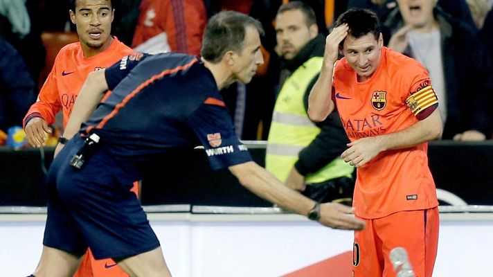 Telediario 1 - Messi recibió un botellazo en Mestalla
