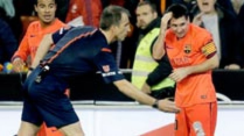 Messi recibió un botellazo en Mestalla