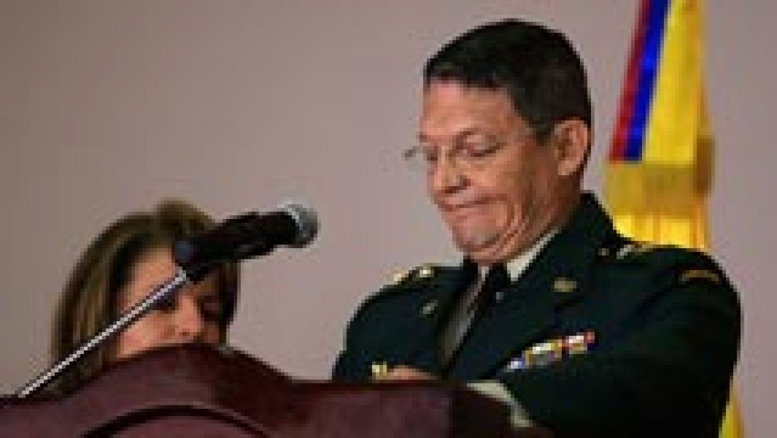 El general liberado por las FARC pide la baja del Ejército ante la polémica por su secuestro