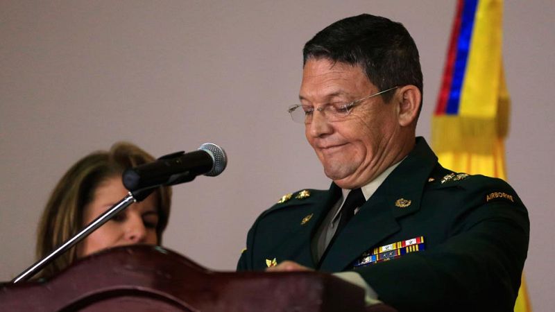 El general liberado por las FARC pide la baja del Ejército ante la polémica por su secuestro