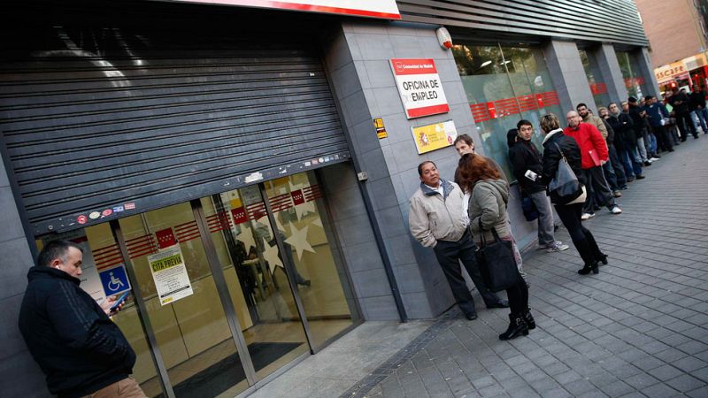 El número de parados bajó en 14.688 personas en noviembre, lo que deja el total en 4.512.116