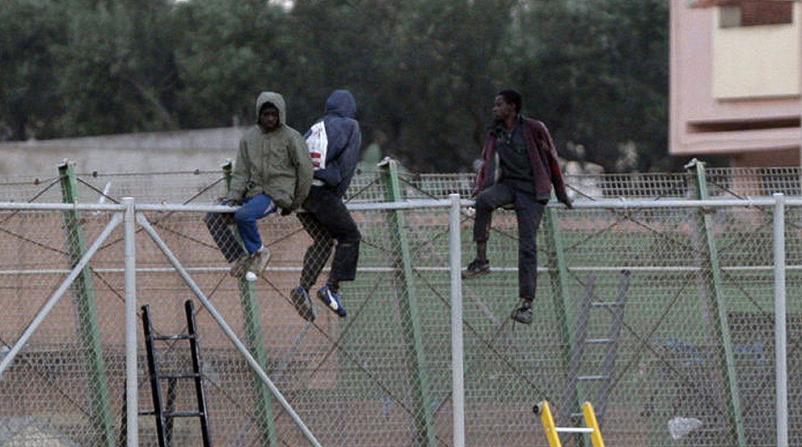 Una treintena de inmigrantes consiguen entrar en Melilla en un nuevo salto masivo de la valla - Informativo 24h | Ver