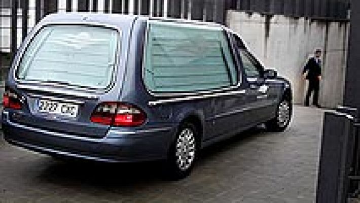 Telediario 1 - Familiares y amigos reciben a 'Jimmy' a su llegada al tanatorio de La Coruña