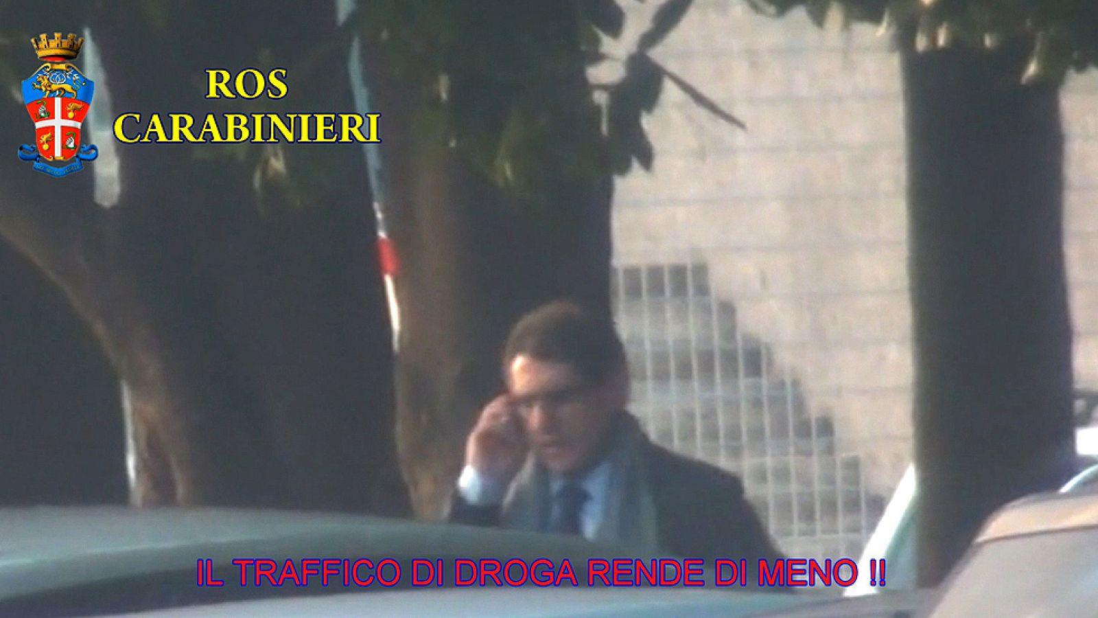  El escándalo desencadenado por la revelación de una presunta trama mafiosa en el seno del ayuntamiento de Roma continúa este miércoles con la solicitud de algunos partidos políticos de la "disolución" inmediata del Gobierno local de la capital italiana.
