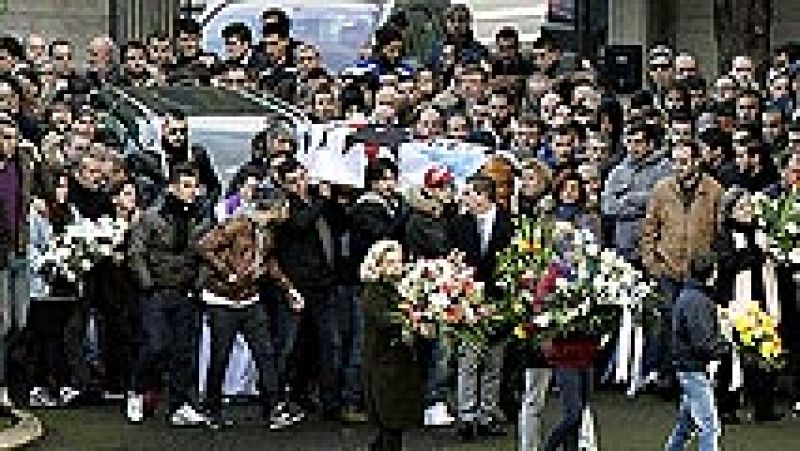 Más de un centenar de personas han asistido al entierro de  Francisco Javier Romero Taboada, el hincha del Deportivo de La Coruña  fallecido a consecuencia de un traumatismo craneoencefálico tras los  altercados entre miembros de Riazor Blues y el Fr