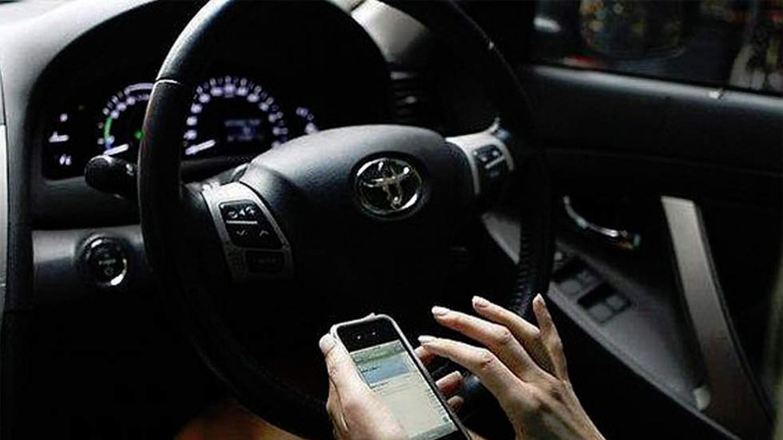 La DGT, ante el puente de la Constitución: ojo a la carretera, no al móvil