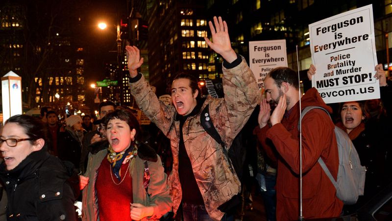 La muerte de Eric Garner vuelve a sacar a miles de personas a la calle