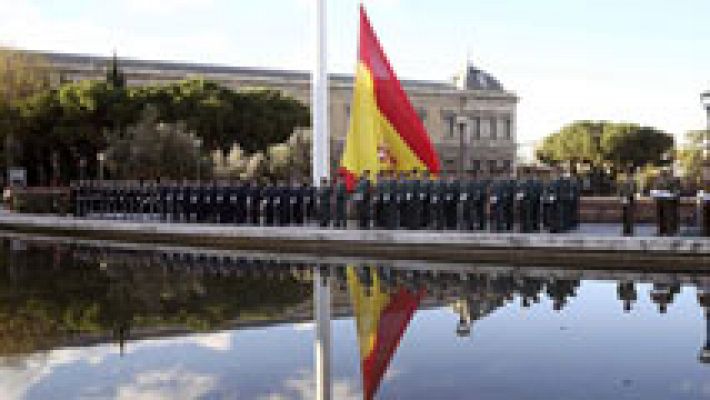 Izado de la bandera en el 36 aniversario de la Constitución