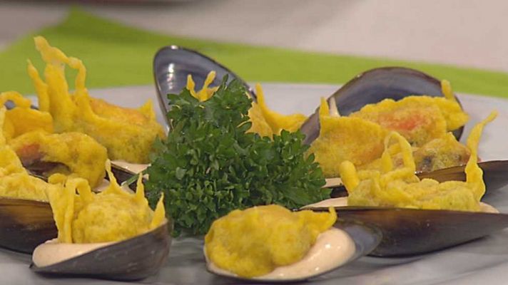 Tempura de mejillones con espuma de tomate