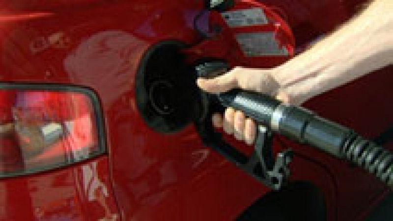 ¿Por qué el precio de la gasolina no ha caído tanto como el del petróleo?