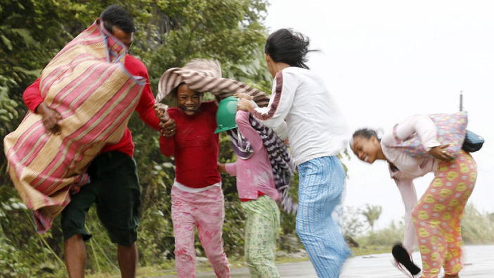 Al menos tres personas han muerto y 716.000 siguen evacuadas en Filipinas por el tifón Hagupit - Informativo 24h | Ver