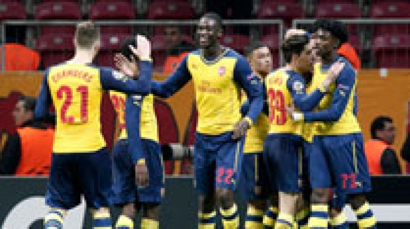 El Arsenal goleó a un desahuciado Galatasaray (1-4) en Estambul, pero eso no fue suficiente para alcanzar el liderato del Grupo D de la Liga de Campeones, algo que consiguió el Borussia de Dortmund por la diferencia de goles.