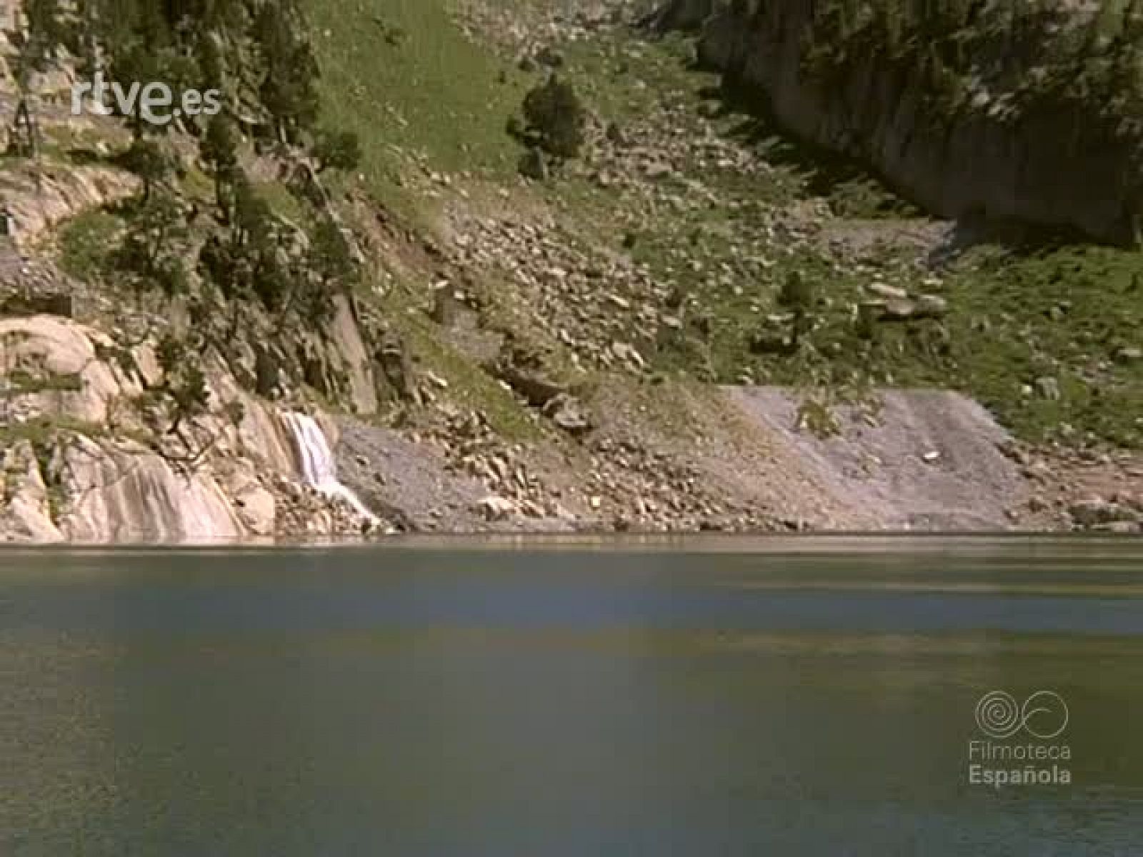 DOSCIENTOS LAGOS - Documentales Color | Ver