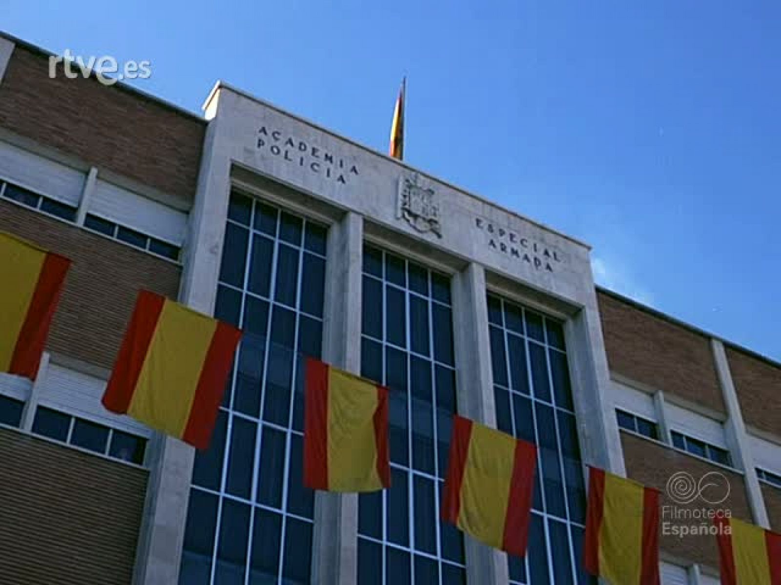 ENTREGA DE LA BANDERA A LA POLICIA ARMADA - Documentales Color | Ver