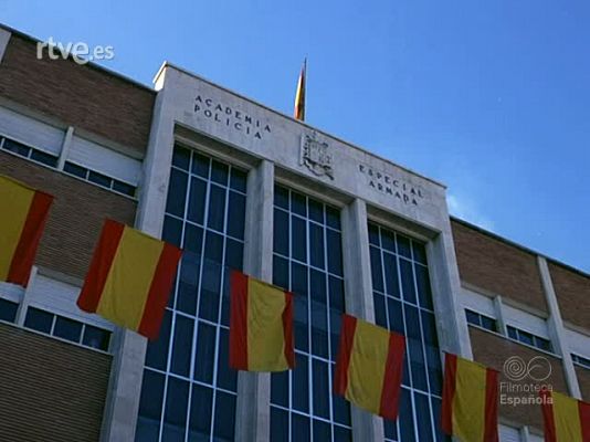 Documentales Color - ENTREGA DE LA BANDERA A LA POLICIA ARMADA