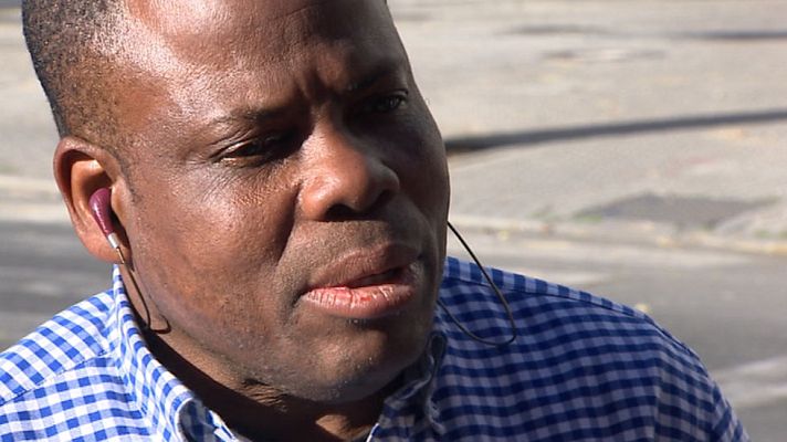 Telediario 1 - Inmigrante nigeriano entrega maletín encontrado