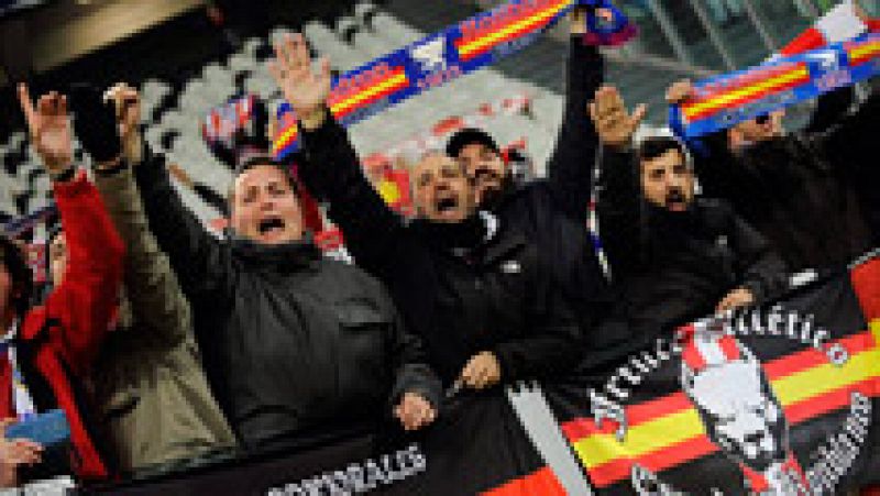 Una decena de ultras del Frente Atletico colocaron una bandera de la peña en el Juventus Stadium  y realizaron saludos nazi. El Atletico de Madrid ha solicitado a la policia la identificación para expulsarles de inmediato. 