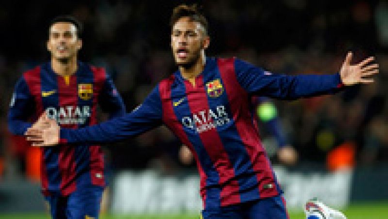  El delantero brasileño del FC Barcelona Neymar ha marcado un soberbio gol desde fuera del área, en el minuto 42 de juego, para establecer el 2-1 en el marcador y dar la vuelta a un marcador en el que el PSG había comenzado mandando.