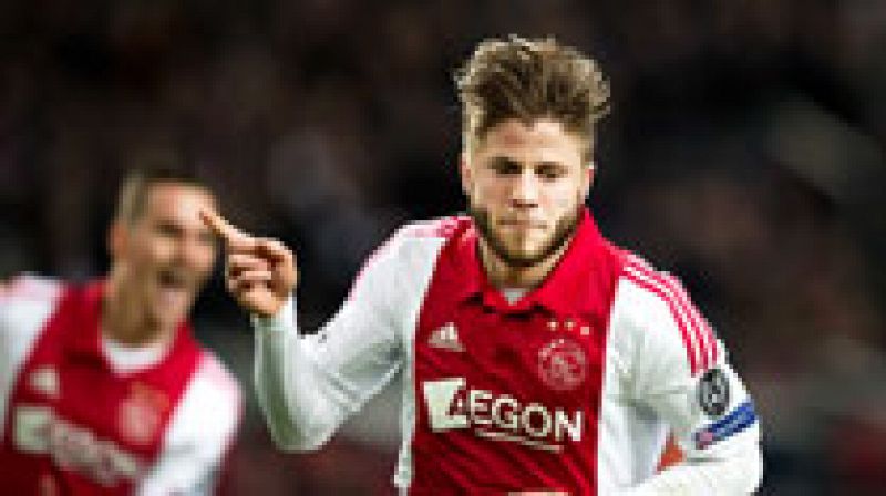 El Ajax sentenció su tercera plaza en el grupo F de la Liga de Campeones con un triunfo claro sobre el Apoel (4-0) y se clasificó para la Liga Europa guiado por dos goles del danés Lasse Schöne y la participación esencial del polaco Arkadiusz Milik, objeto de penalti en el 1-0 y asistente en el 2-0.