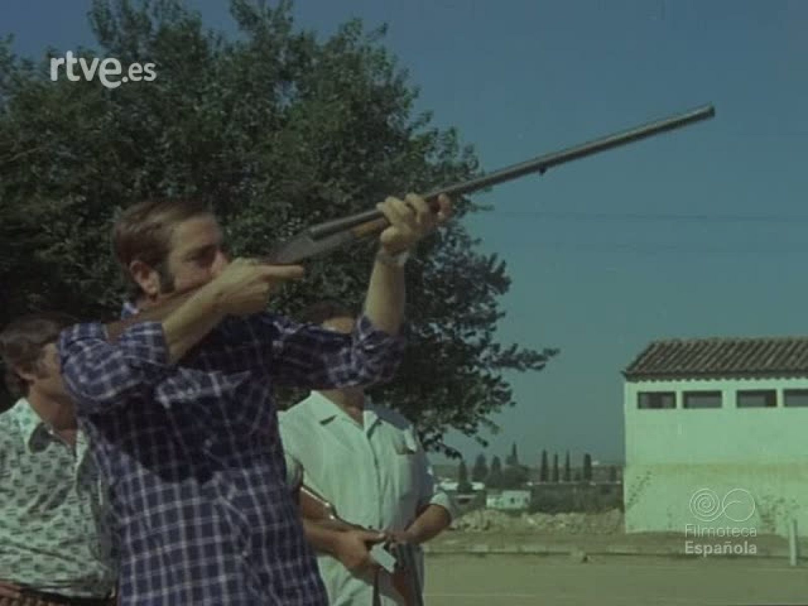 FIESTA EN EL PUEBLO - Documentales Color | Ver