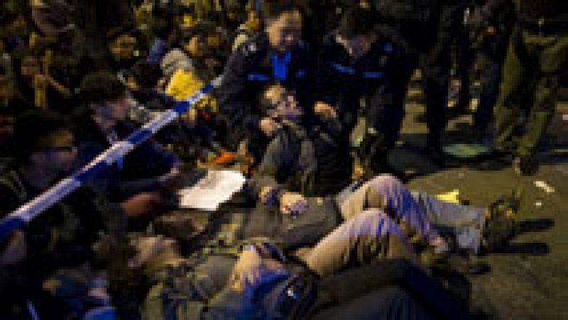 En Honk Kong la policía pone fin a casi dos meses y medio de ocupación junto a la sede del gobierno local
