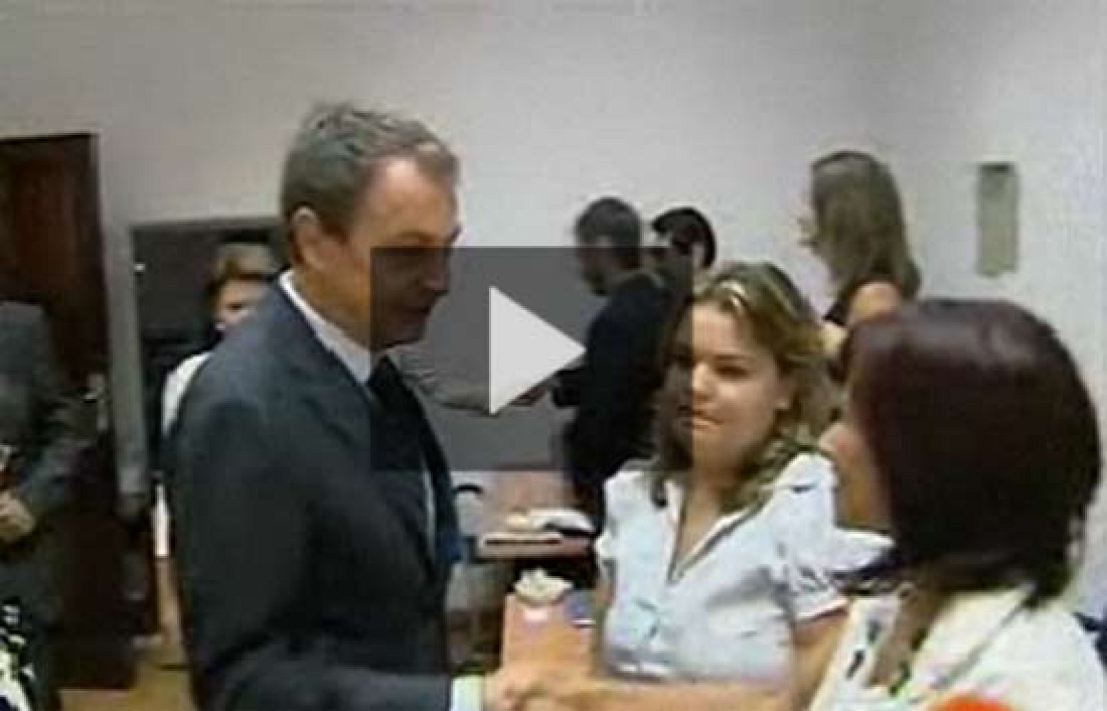  El presidente del Gobierno, José Luis Rodríguez Zapatero se ha reunido está mañana con los voluntarios que atendieron a las familias de las victimas del accidente de Spanair.