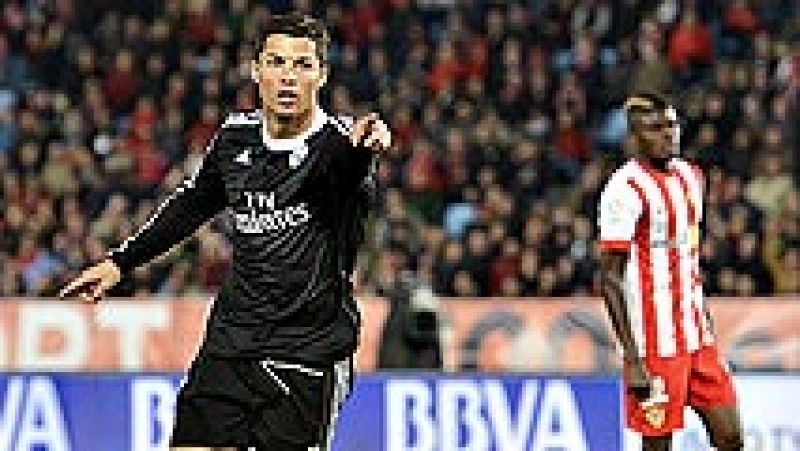 El Real Madrid, líder de la Liga BBVA española, goleó por 1-4 en el campo del Almería en el partido que inauguraba este viernes la decimoquinta jornada.