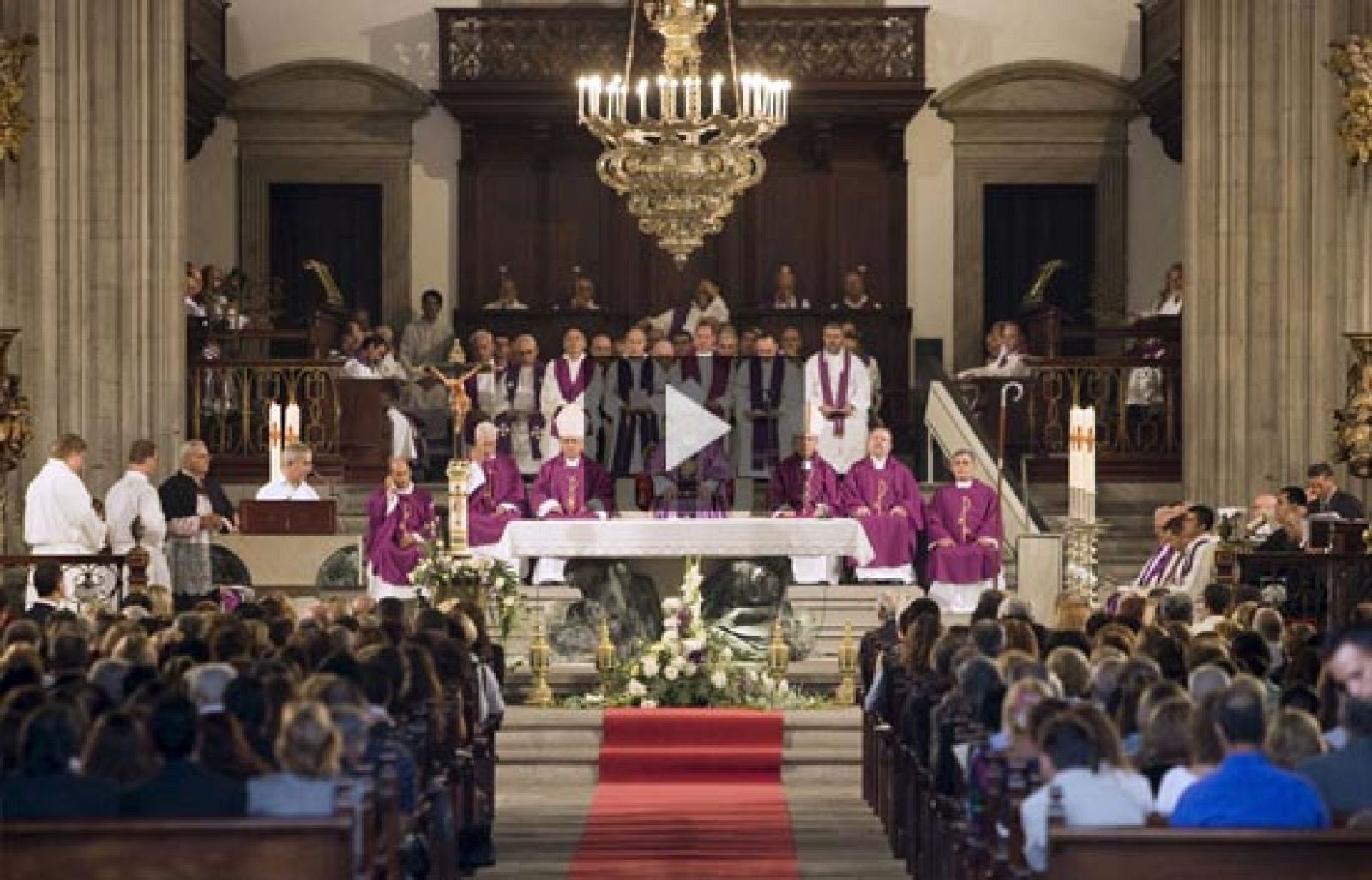 Los Príncipes de Asturias saludan a los familiares de las víctimas tras el funeral | Ver