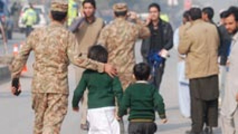 Un centenar de muertos, la mayoría niños, en el ataque talibán a un colegio en Pakistán