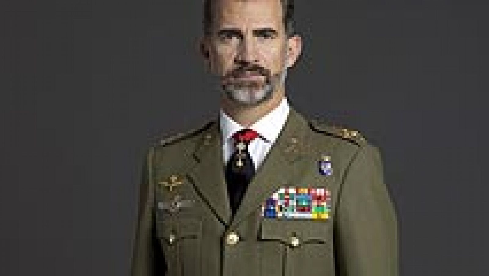 Telediario 1: El rey, con los uniformes militares | RTVE Play