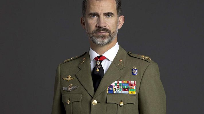 Telediario 1 - El rey, con los uniformes militares
